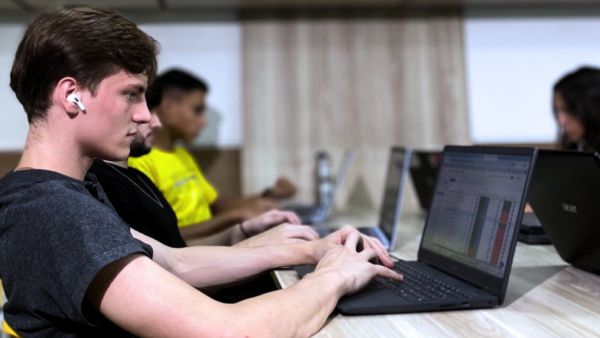 Homem digitando no computador